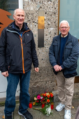 Michael Both und Ronald Kammer neben den Erinnerungszeichen für Marjem und Chaim Both