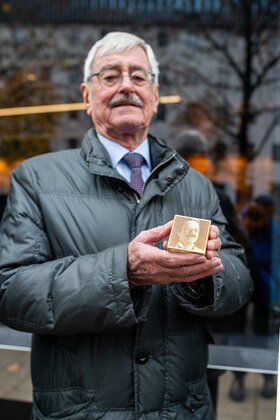 Prof. Dr med. Thomas Neuhann shows the Memorial Sign for Dr Fritz Zieglwallner