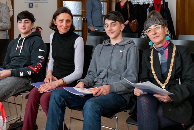 Carole Ernst-Schonberg mit ihren Söhnen und Stadträtin Nimet Gökmenoğlu