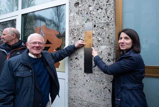 Die Erinnerungszeichen für Marjem und Chaim Both werden angebracht