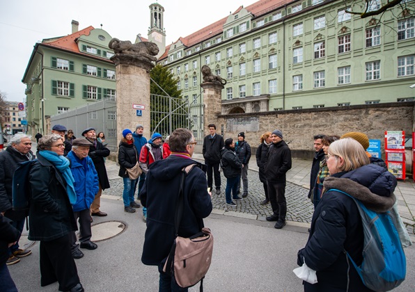 Stadtrundgang: Station vor dem Polizeipräsidium München