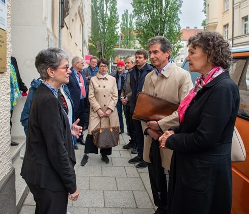 Nancy Freund-Heller im Gespräch mit der Eigentümerin des Hauses