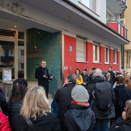 Anbringung der Erinnerungszeichen in der Hilstenspergerstraße