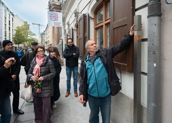 Jürgen Weber bringt das Erinnerungszeichen für Walter Häbich an