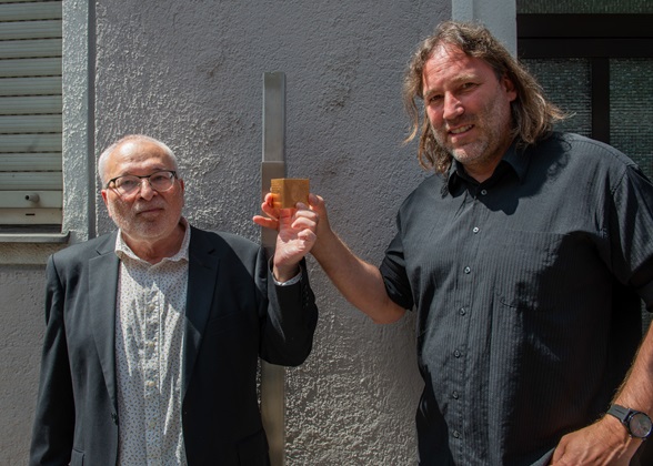 Grandson Jan Rybar and city councillor Roland Hefter show the Memorial Sign for Richard Burger