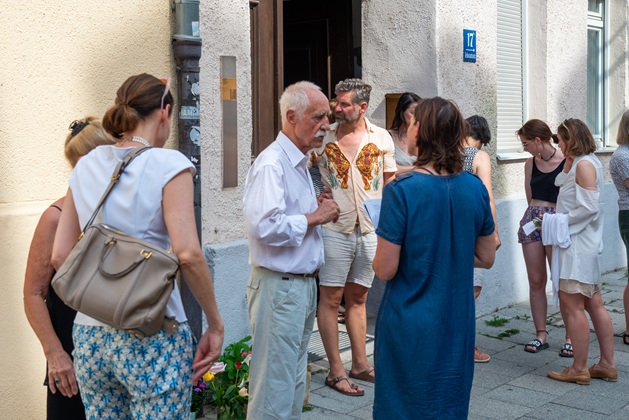 Dr. med. Ruppert Rentz, Initator des Erinnerungszeichens, im Gespräch mit Gästen