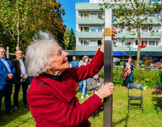 Angelika Landau installing the Memorial Sign for Elisabeth Baerlein