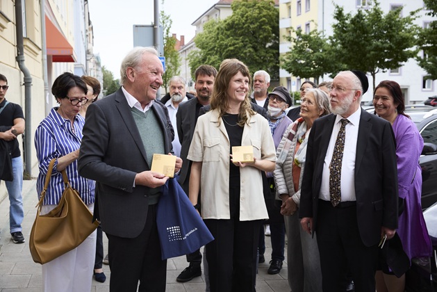 Rudolf Oster und Laura May ziegen die Erinnerungszeichen