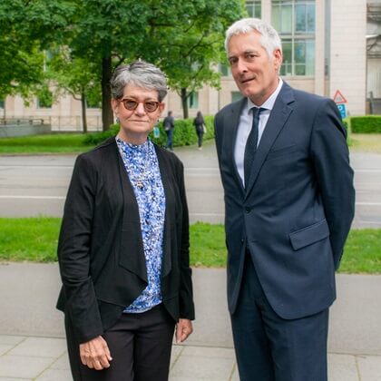 Nancy Freund-Heller, Angehörige und Initiatorin der Erinnerungszeichen  und Dr. Thomas Gruber, Amtschef, Bayerisches Staatsministerium für Wohnen, Bau und Verkehr