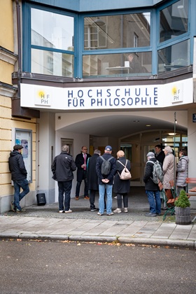 Installation of the Memorial Signs at Kaulbachstraße 33