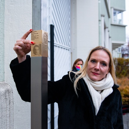 Dr. Veronika Heyde-Görtz bringt das Erinnerungszeichen für Kitty Neustätter an