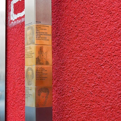Die Erinnerungszeichen für Evelyne und Arthur Schönberg und Lotte und Rudolf Ernst
