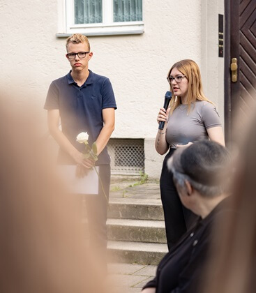 Carina Findl and Fynn Kukla read out the biography