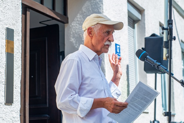 Dr. med. Ruppert Rentz, Initator des Erinnerungszeichens, stellt die Biografie vor