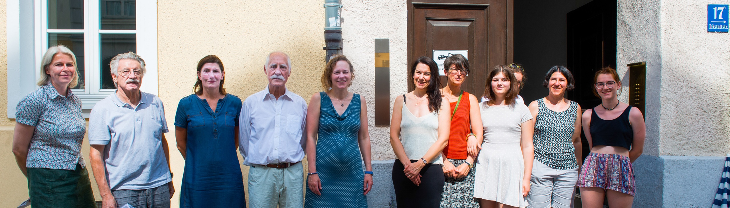 Gruppenfoto mit dem Erinnerungszeichen für Hugo Daffner