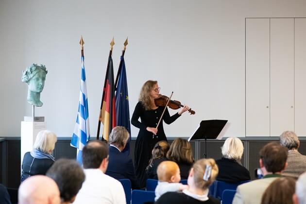 Esther Schöpf playing the violin