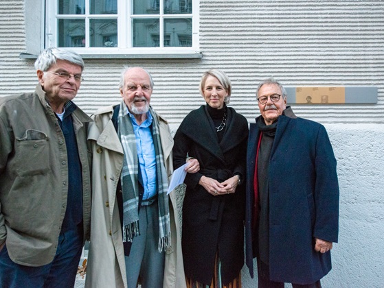 Mayor Katrin Habenschaden with the grandsons of Dr jur Hermann Raff: (from left) Florian Raff, Dr. Peter Troberg, Stephan Troberg