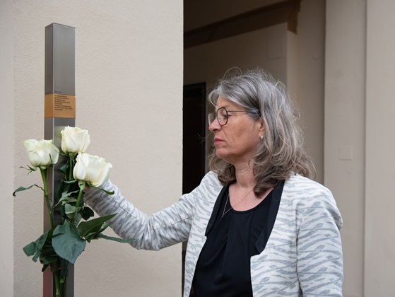 Stadträtin Sonja Haider mit dem Erinnerungszeichen für Dr. Gustav Wiener