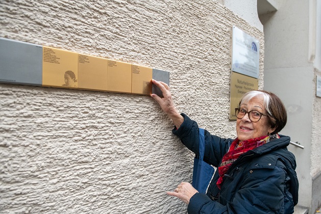 Die Erinnerungszeichen an der Haimhauserstraße 2