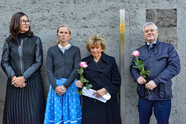 Gruppenbild mit den Erinnerungszeichen für Semaya und Julius Davidsohn