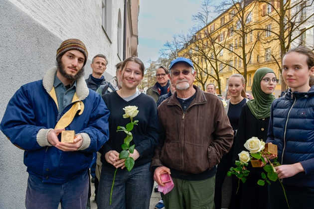 Elijah Labowe-Stoll und Bruce Neuburger, Angehörige der Familien Spatz und Holzer, und Schülerinnen des Max-Josef-Stift