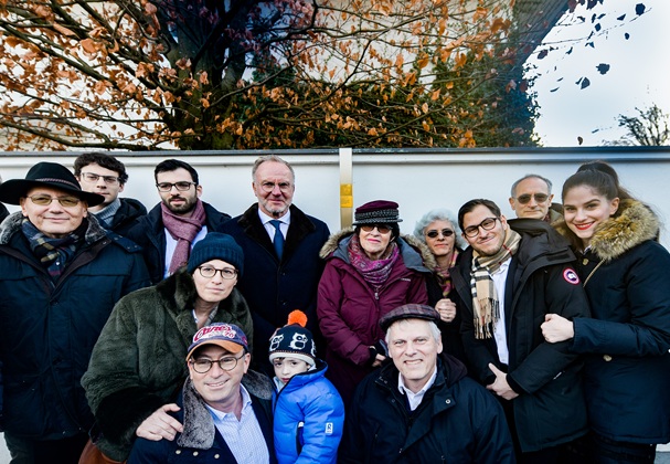 Group picture with the Memorial Signs for Irene and Wilhelm Neuburger