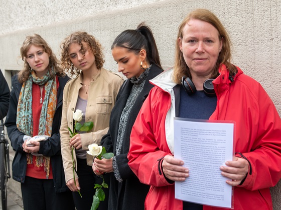 Suzanne Morris, die Mutter der Schülerin Clara Morris, verliest die Biographien