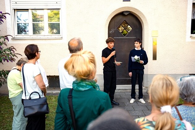 Simon Arnold and Marco Da Pra, trainees at Münchner Wohnen, read out the biography of Theodor Sternau