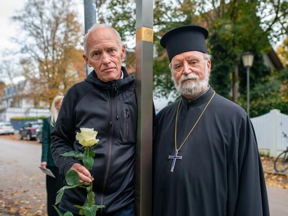 Markus Schmorell und Erzpriester Apostolos Malamoussis mit dem Erinnerungszeichen für Alexander Schmorell