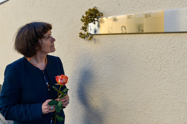 Elisabeth Noske mit den Erinnerungszeichen