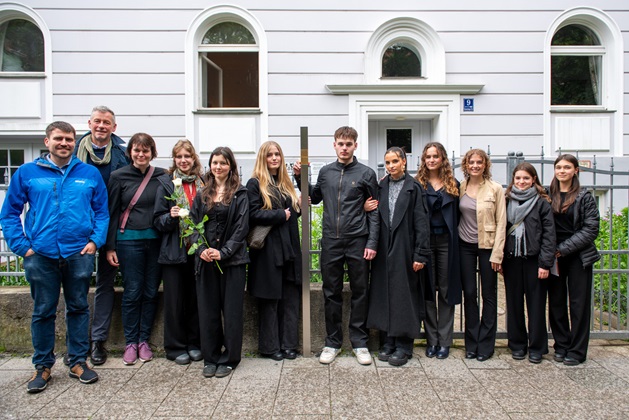 Gruppenbild mit den Erinnerungszeichen für das Ehepaar Gugenheim