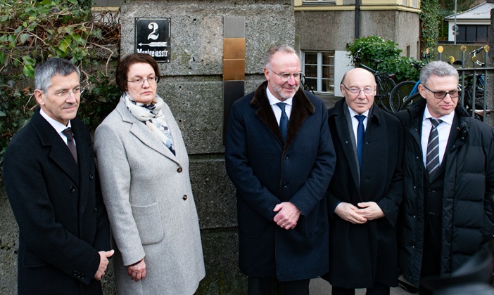 Group picture with Memorial Signs for Hedwig and Hugo Railing