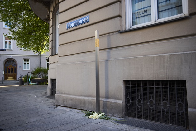 Die Erinnerungszeichen Ecke Liebigstraße und Wagmüllerstraße