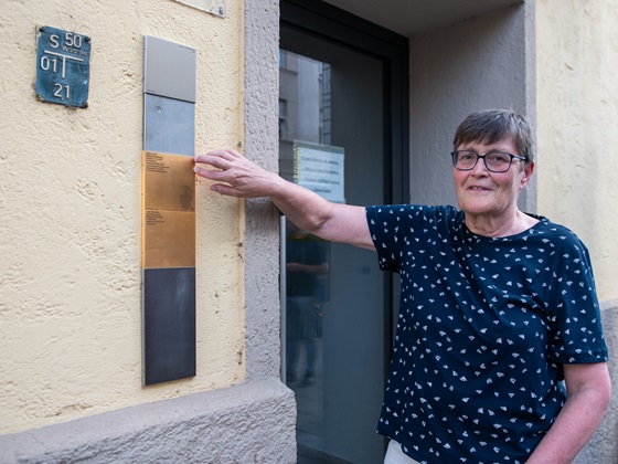 Dr. Eva Strauß of Stattreisen München e.V., initiator of the Memorial Signs