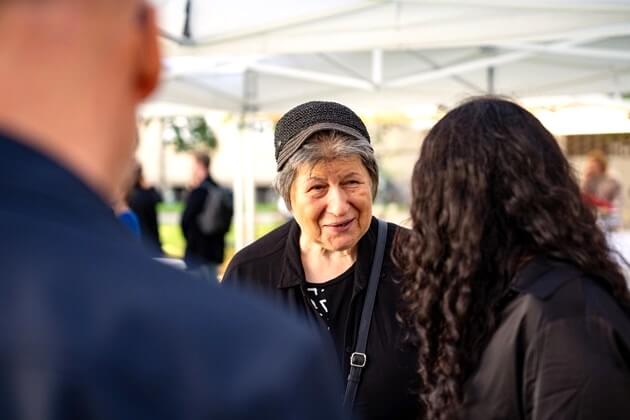 Ellen Presser in conversation with trainees from Münchner Wohnen