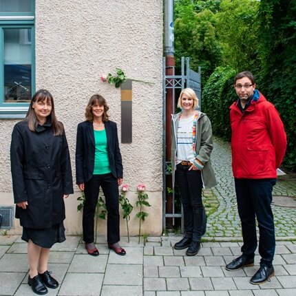 Gäste mit dem Erinnerungszeichen für Ernst Zöbisch