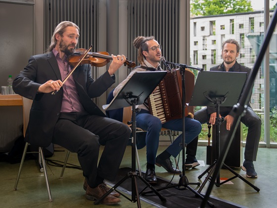 Simon Yapha (Akkordeon) und Band