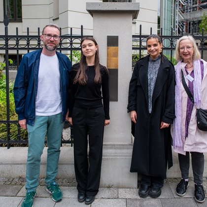 From left to right: Benoît Blaser, District Committee 02 - Ludwigsvorstadt-Isarvorstadt, students, and Dr Barbara Turczynski-Hartje