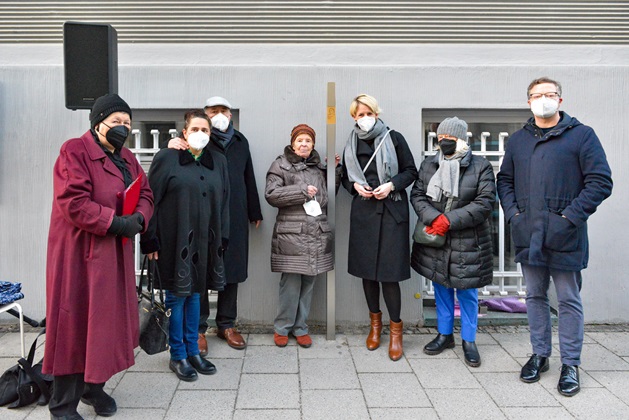 Ellen Presser, die Hauseigentümer, Edith Römer,, Katrin Habenschaden, Janne Weinzirl vom Bezirksausschuss Schwabing-Freimann und  Stadtrat Lars Mentrup