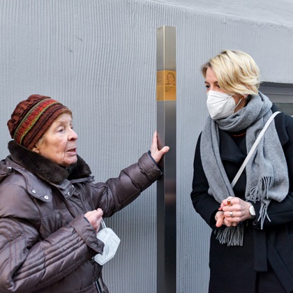 Edith Römer und Katrin Habenschaden neben den Erinnerungszeichen für Flora und Siegfried Wilmersdörfer