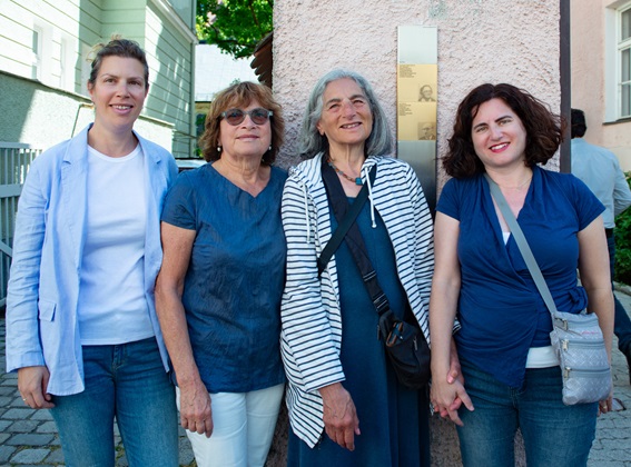 Relatives with the new Memorial Signs for Max and Clementine Krämer