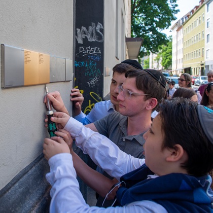 Relatives installing Memorial Signs at Buttermelcherstraße 14