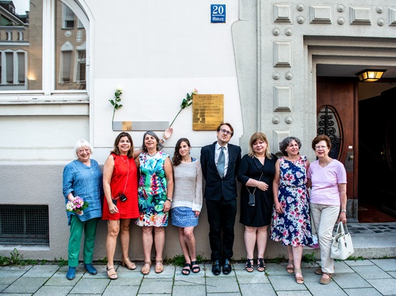 Gruppenfoto vor dem Erinnerungszeichen für Alexander Lubranczyk