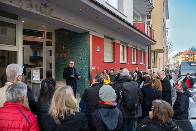 Die Anbringung der Erinnerungszeichen in der Hiltenspergerstraße