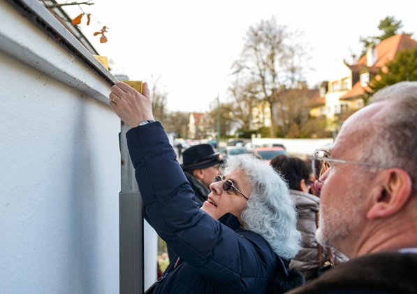 Sonja Schneidinger, granddaughter and initiator, installes the Memorial Signs for the Neuburger family