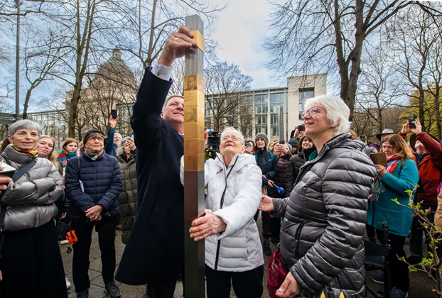 Installation of the Memorial Sign for Minna Hirschberg