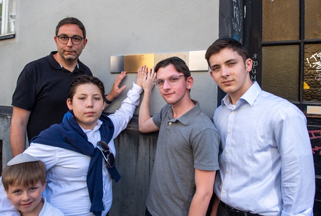 Relatives with Memorial Signs for Judith und Eli Steinberg