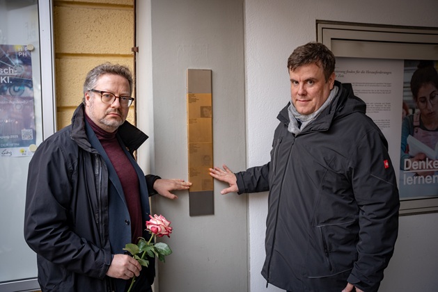 Councillor Lars Mentrup and Patric Wolf in front of the Memorial Signs