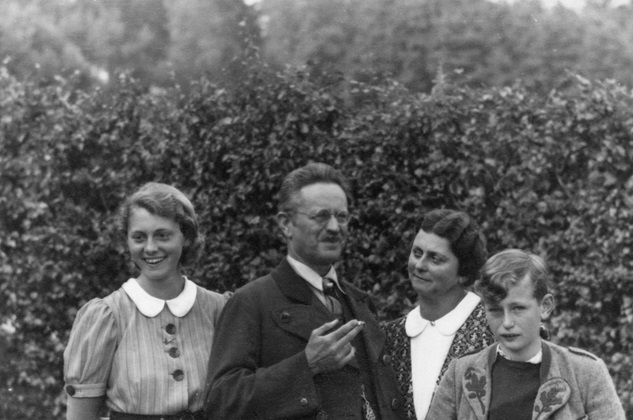 Das letzte gemeinsame Foto der Familie Zieglwallner 1937: (v.l.) Irmingard, Fritz senior, Marieluise (genannt „Wuck“) und Fritz junior