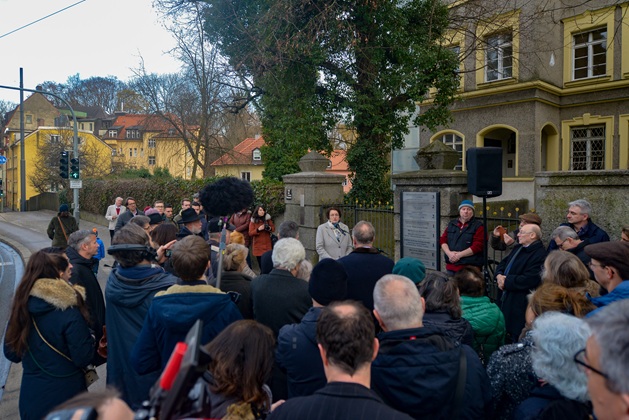Presentation of Memorial Signs for Hedwig and Hugo Railing